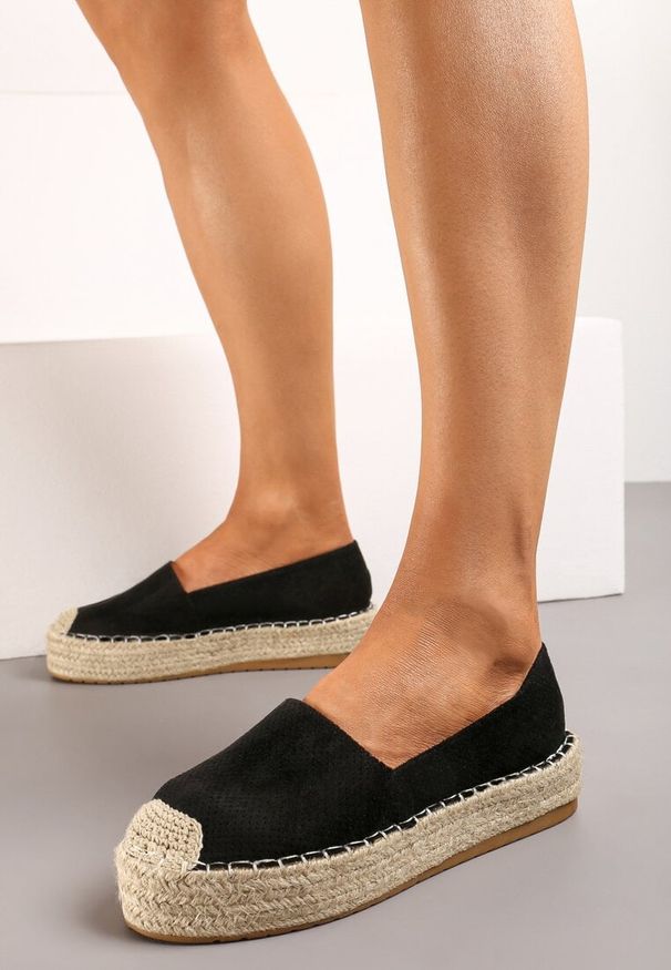 Renee - Czarne Casualowe Espadryle na Grubej Podeszwie Ozdobionej Plecionką Honorelle. Okazja: na co dzień. Kolor: czarny. Materiał: jeans, len. Wzór: aplikacja. Sezon: lato, wiosna. Styl: casual