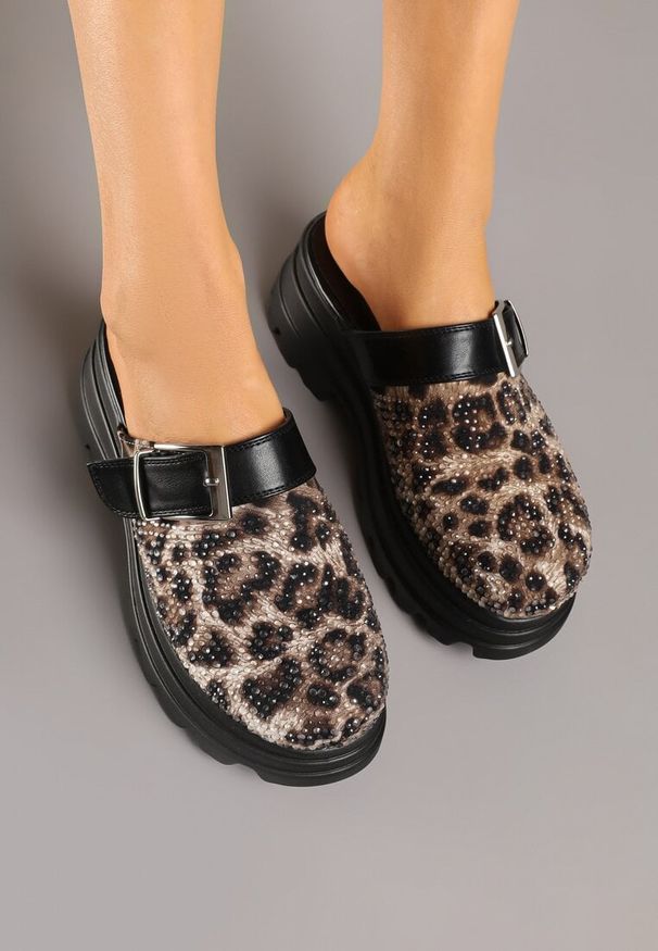 Born2be - Czarne Klapki Chodaki na Grubej Podeszwie z Paskiem z Klamrą Sorie. Okazja: na co dzień. Kolor: czarny. Materiał: jeans. Styl: klasyczny, elegancki, casual