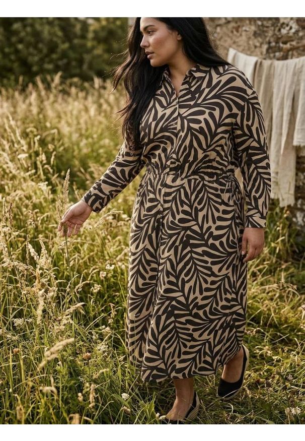 Sinsay - Wiskozowa sukienka w lisciasty wzór z wiązaniem w talii Plus Size - wielobarwny. Kolekcja: plus size. Materiał: wiskoza. Typ sukienki: dla puszystych