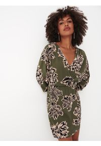 Mohito - Kopertowa sukienka mini w kwiaty - Zielony. Kolor: zielony. Wzór: kwiaty. Typ sukienki: kopertowe. Długość: mini #2