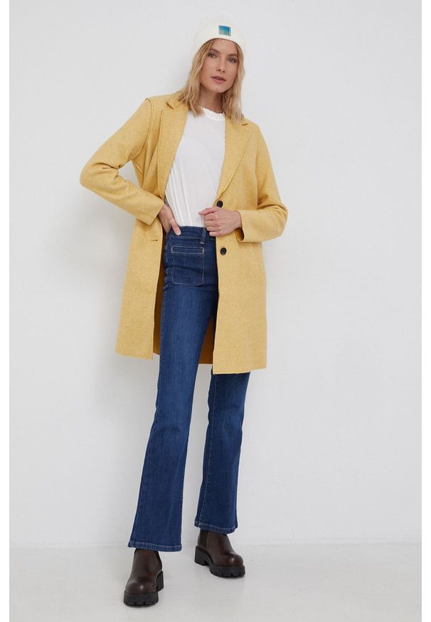 Vero Moda Płaszcz kolor żółty przejściowy. Okazja: na co dzień. Kolor: żółty. Materiał: poliester. Styl: klasyczny, casual