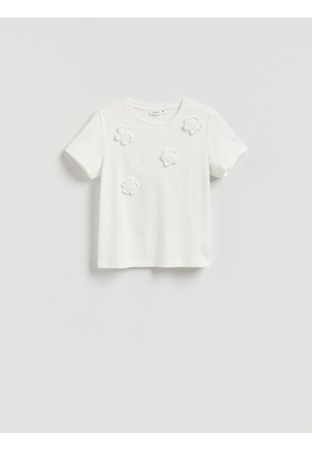 Reserved - T-shirt z kwiatową aplikacją - złamana biel. Materiał: bawełna, dzianina. Wzór: aplikacja, kwiaty