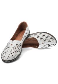 Półbuty damskie Artiker, naturalna skóra licowa z perforowaną cholewką o dekoracyjnym wzorze oraz elastyczną podeszwą z widocznym obszyciem, białe, 4. Okazja: na co dzień. Kolor: biały. Materiał: skóra. Szerokość cholewki: normalna. Wzór: ażurowy. Sezon: lato. Styl: casual, klasyczny #6