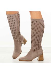 Beżowe zamszowe kozaki damskie na obcasie Vinceza 58635. Kolor: beżowy. Materiał: zamsz. Szerokość cholewki: normalna. Wzór: ażurowy. Sezon: wiosna, lato, jesień. Obcas: na obcasie. Styl: klasyczny, elegancki. Wysokość obcasa: średni #1