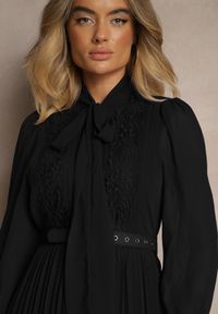 Renee - Czarna Plisowana Sukienka Maxi z Koronką i Paskiem Venila. Kolor: czarny. Materiał: koronka. Wzór: koronka. Długość: maxi #5