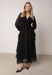 Born2be - Czarna Romantyczna Sukienka Koktajlowa z Falbanami i Marszczeniem w Pasie Aranilla. Typ kołnierza: kołnierz z falbankami. Kolor: czarny. Materiał: tkanina, materiał. Wzór: gładki, aplikacja. Typ sukienki: rozkloszowane. Styl: wizytowy #1