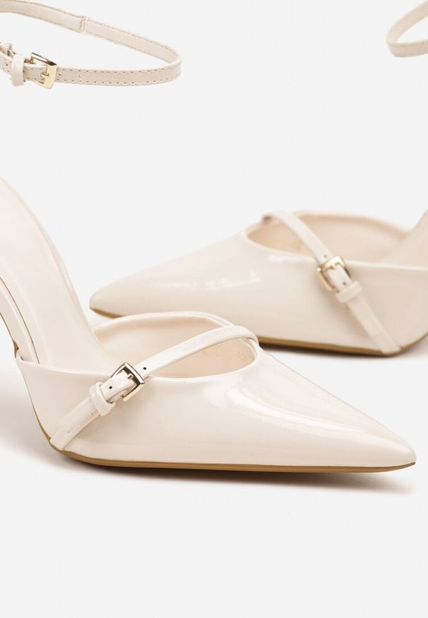 Renee - Beżowe Szpilki Vices z Lakierowanym Połyskiem i Ozdobną Sprzączką Tilonea. Okazja: na co dzień, na spotkanie biznesowe, na randkę. Nosek buta: szpiczasty. Zapięcie: sprzączka. Kolor: beżowy. Materiał: lakier. Obcas: na szpilce. Styl: casual, biznesowy, elegancki. Wysokość obcasa: średni