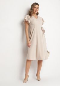 Born2be - Beżowa Rozkloszowana Sukienka Kopertowa z Wiązaniem w Talii Dannila. Kolor: beżowy. Wzór: aplikacja. Typ sukienki: kopertowe #7