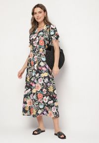 Born2be - Czarna Rozkloszowana Sukienka o Koszulowym Kroju z Paskiem w Kwiatowy Wzór Fevelorine. Okazja: na co dzień. Kolor: czarny. Wzór: kwiaty. Typ sukienki: koszulowe. Styl: casual #5