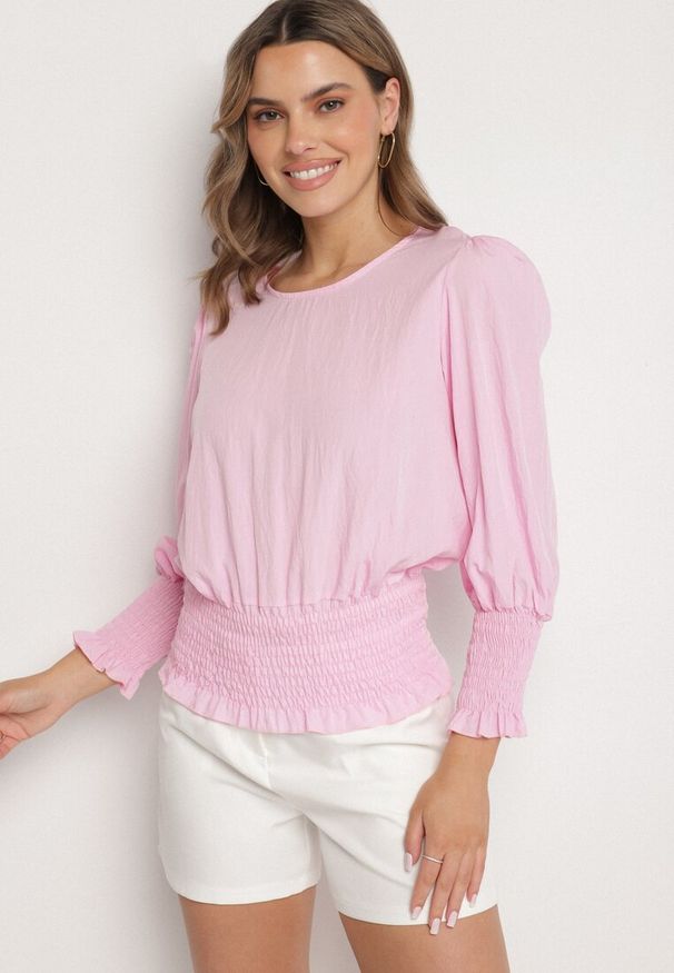 Born2be - Jasnoróżowa Bluzka z Wiskozą i Ściągaczami Velio. Okazja: na co dzień, na spotkanie biznesowe. Kolor: różowy. Materiał: wiskoza. Styl: biznesowy, casual, elegancki