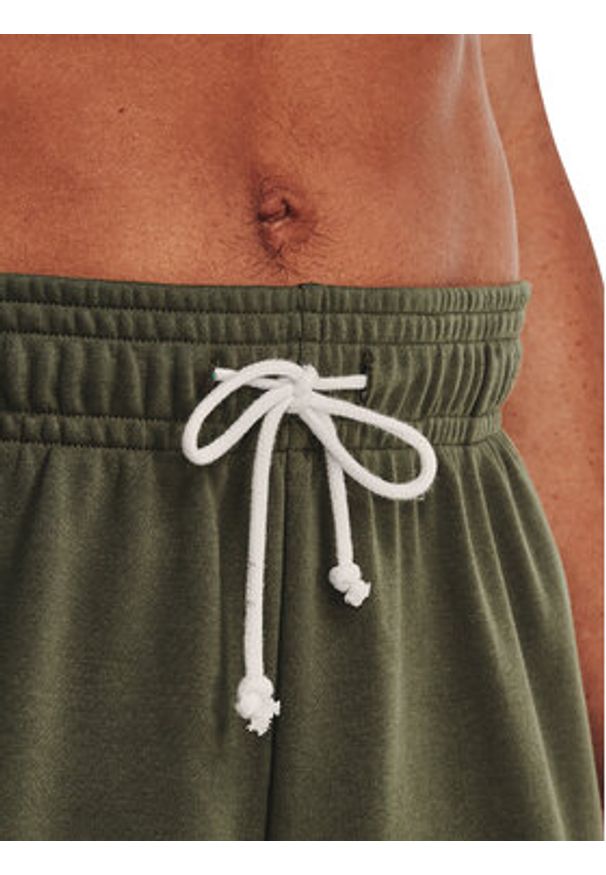Under Armour Szorty sportowe UA RIVAL TERRY SHORT 1361631 Khaki Regular Fit. Kolor: brązowy. Materiał: bawełna. Styl: sportowy