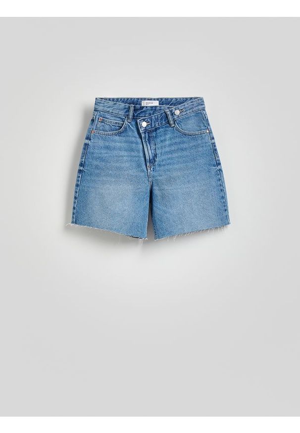 Reserved - Jeansowe szorty z asymetrycznym zapięciem - niebieski. Kolor: niebieski. Materiał: jeans. Styl: klasyczny