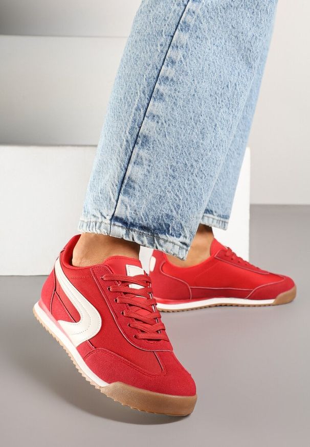 Renee - Czerwone Basicowe Sneakersy Ellimira. Okazja: na co dzień. Kolor: czerwony. Materiał: jeans