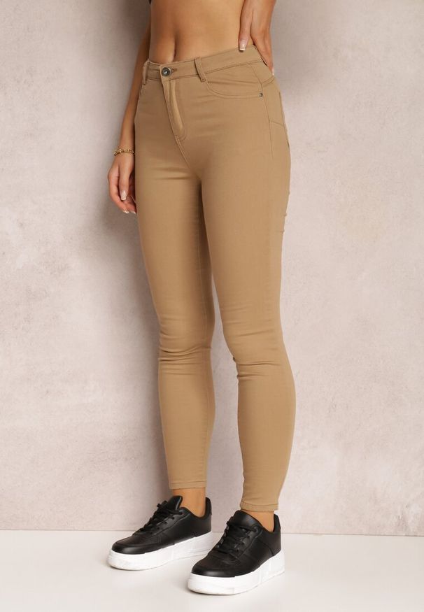 Renee - Beżowe Spodnie Skinny Eulalia. Kolor: beżowy. Materiał: tkanina. Długość: długie. Wzór: gładki. Styl: klasyczny