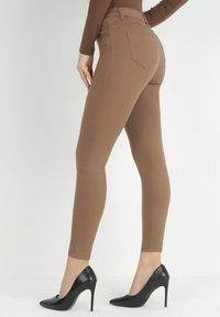 Born2be - Ciemnobrązowe Spodnie Skinny Commins. Kolor: brązowy. Materiał: tkanina. Długość: długie. Wzór: jednolity. Styl: elegancki