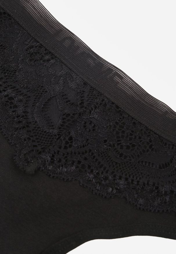 Renee - Czarne Majtki Typu Stringi z Bawełną i Koronką Zeliche. Kolor: czarny. Materiał: bawełna, koronka. Wzór: koronka