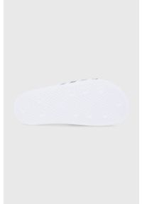 adidas Originals Klapki damskie kolor biały. Kolor: biały. Materiał: materiał, guma. Obcas: na obcasie. Wysokość obcasa: niski