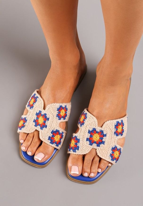 Renee - Niebieskie Klapki Ozdobione Haftowanymi Kwiatami Reviala. Nosek buta: otwarty. Kolor: niebieski. Materiał: materiał. Wzór: aplikacja, kwiaty, haft. Sezon: lato. Obcas: na obcasie. Wysokość obcasa: niski