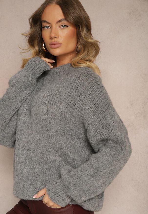 Renee - Ciemnoszary Klasyczny Sweter z Wełną i Wiskozą o Luźnym Kroju Omethea. Okazja: na co dzień, na spacer. Kolor: szary. Materiał: wełna, wiskoza. Długość rękawa: długi rękaw. Długość: długie. Styl: klasyczny