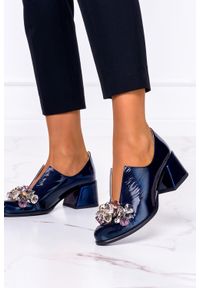 Casu - Granatowe półbuty z kryształkami na niskim obcasie lakierowane polska skóra casu 4139. Kolor: niebieski. Materiał: lakier, skóra. Obcas: na obcasie. Wysokość obcasa: niski #1