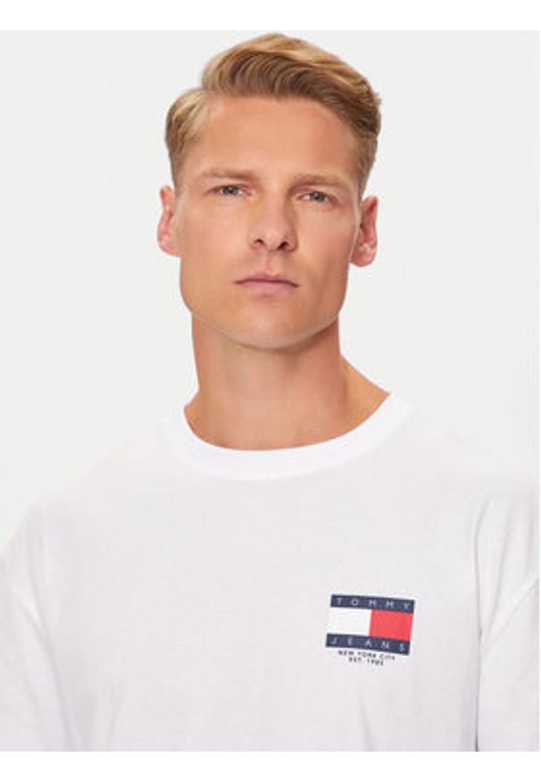 Tommy Jeans T-Shirt DM0DM19695 Biały Regular Fit. Kolor: biały. Materiał: bawełna
