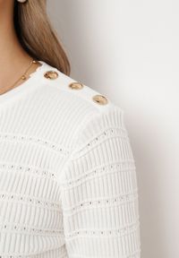 Born2be - Biały Klasyczny Sweter z Napami Tavai. Kolor: biały. Długość rękawa: długi rękaw. Długość: długie. Styl: klasyczny #3
