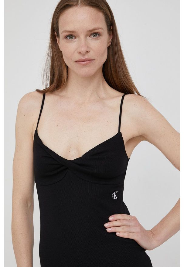 Calvin Klein Jeans sukienka kolor czarny mini dopasowana. Kolor: czarny. Długość rękawa: na ramiączkach. Wzór: aplikacja. Typ sukienki: dopasowane. Długość: mini