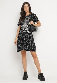 Born2be - Czarna Bawełniana Sukienka o T-shirtowym Kroju z Ozdobnym Nadrukiem Feviressa. Okazja: na co dzień. Kolor: czarny. Materiał: bawełna. Długość rękawa: krótki rękaw. Wzór: nadruk. Sezon: lato. Styl: elegancki, casual