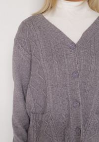 Born2be - Szary Kardigan z Bawełną Zdobiony Warkoczowym Splotem i Kieszeniami Mevesava. Okazja: na co dzień. Typ kołnierza: dekolt w serek. Kolor: szary. Materiał: bawełna. Wzór: aplikacja, ze splotem. Sezon: zima, jesień. Styl: klasyczny, casual #6