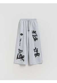 Reserved - Spodnie dresowe z nadrukiem - jasnoszary. Kolor: szary. Materiał: dresówka. Wzór: nadruk