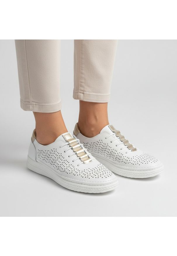Sneakersy damskie S.Barski, cholewka skóra naturalna perforowana wiązanie klasyczne niski fason zaokrąglony nosek, białe, GR61-5992. Kolor: biały. Materiał: skóra. Szerokość cholewki: normalna. Styl: klasyczny