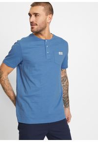 bonprix - Shirt z dekoltem henley i krótkim rękawem, w wygodnym fasonie, z czystej bawełny. Typ kołnierza: typu henley. Kolor: niebieski. Materiał: bawełna. Długość rękawa: krótki rękaw. Długość: krótkie. Wzór: aplikacja