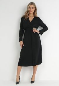 Born2be - Czarna Satynowa Sukienka Midi z Kopertowym Dekoltem i Kołnierzykiem Hartho. Kolor: czarny. Materiał: satyna. Wzór: aplikacja. Typ sukienki: kopertowe. Długość: midi #1