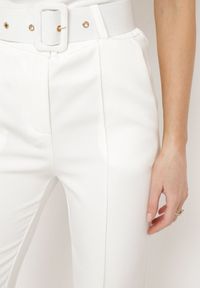 Born2be - Białe Garniturowe Dopasowane Spodnie z Materiałowym Paskiem z Klamrą Kerriy. Kolor: biały. Materiał: materiał #7