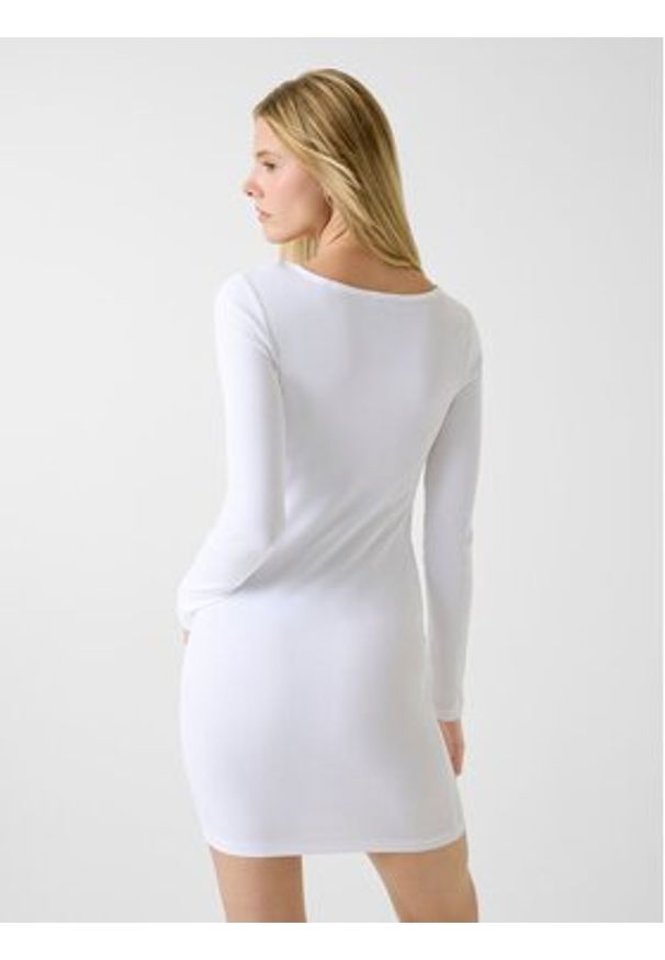 Guess Jeans Sukienka codzienna 179918 Biały Classic Fit. Okazja: na co dzień. Kolor: biały. Typ sukienki: proste. Styl: casual