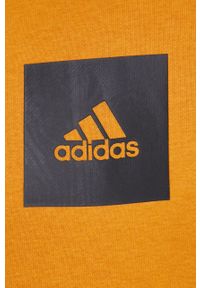 Adidas - adidas Bluza męska kolor pomarańczowy z kapturem z nadrukiem. Okazja: na co dzień. Typ kołnierza: kaptur. Kolor: pomarańczowy. Materiał: poliester, dzianina, bawełna. Wzór: nadruk. Styl: casual