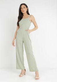 Born2be - Jasnozielony Kombinezon Damyle. Kolor: zielony. Materiał: tkanina. Długość rękawa: na ramiączkach. Długość: długie. Wzór: jednolity, gładki #1
