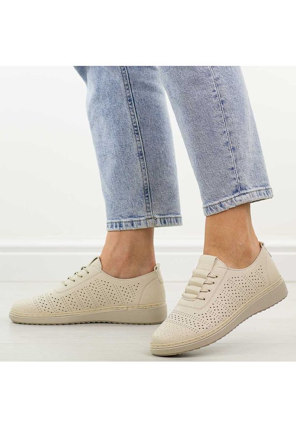 Jezzi - Beżowe ażurowane półbuty damskie Unisoft 5000. Okazja: na co dzień. Nosek buta: okrągły. Kolor: beżowy. Materiał: skóra. Szerokość cholewki: normalna. Wzór: ażurowy. Sezon: wiosna, jesień, lato. Styl: casual, klasyczny