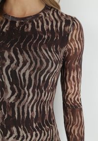Born2be - Brązowa Bluzka z Dwuwarstwowej Wzorzystej Siateczki Nirani. Kolor: brązowy. Wzór: aplikacja, paski #5