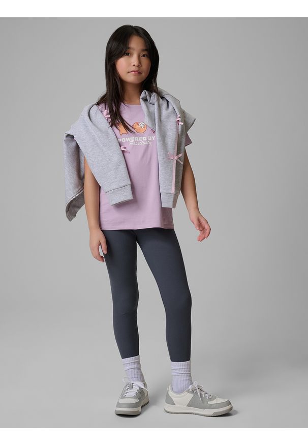 4f - 4F T-shirt regular z nadrukiem dziewczęcy - fioletowy 128 (7-8 lat). Okazja: na spacer, na co dzień, na uczelnię. Kolor: fioletowy. Materiał: dzianina, bawełna, skóra, materiał. Wzór: nadruk. Sezon: lato. Styl: casual