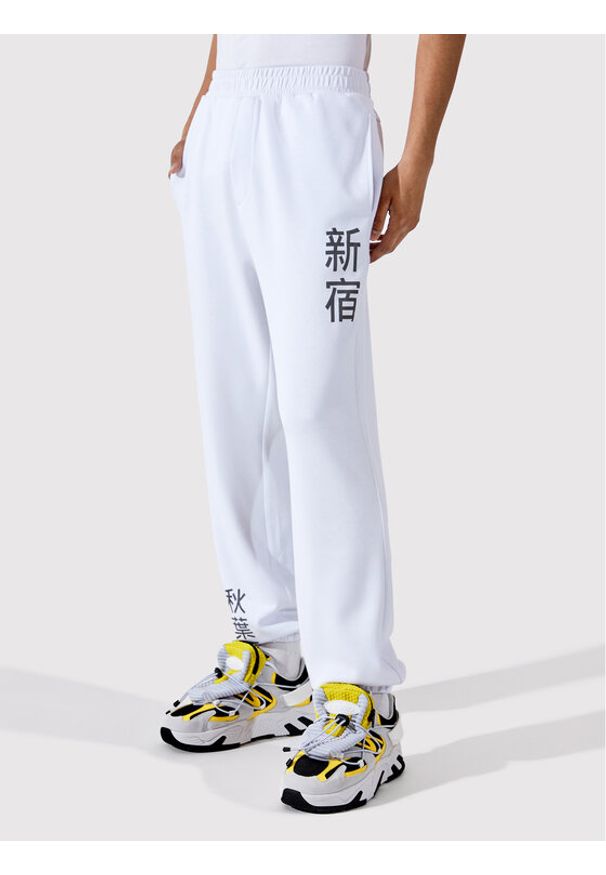 Togoshi Spodnie dresowe TG22-SPM010 Biały Oversize. Kolor: biały. Materiał: dresówka, wiskoza