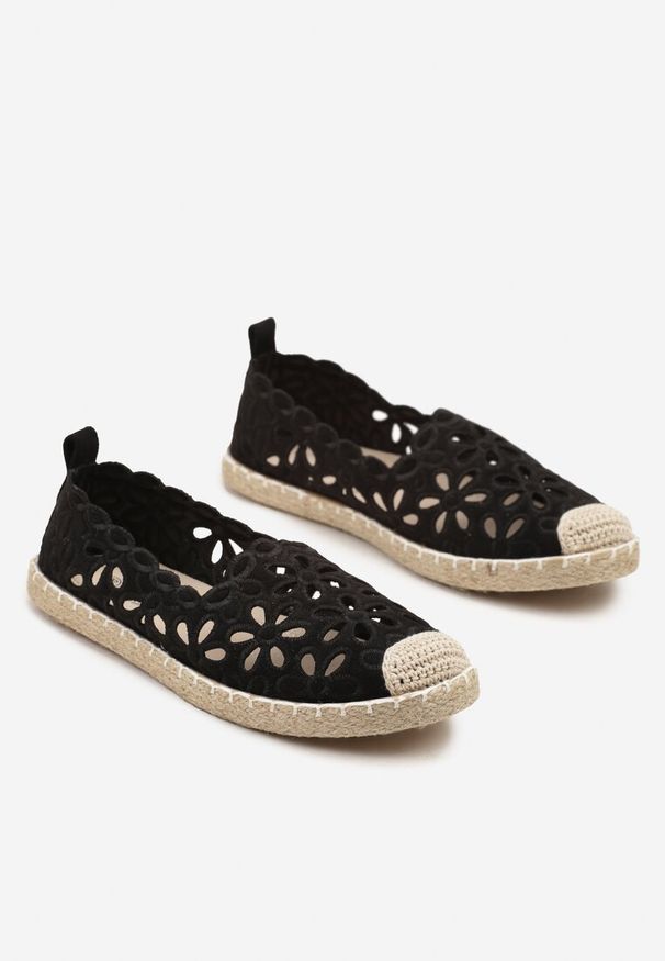 Renee - Czarne Espadryle Vices Ozdobione Ażurowym Wzorem i Ozdobną Plecionką Arivosa. Okazja: na co dzień. Kolor: czarny. Wzór: aplikacja, ażurowy. Obcas: na płaskiej podeszwie. Styl: casual