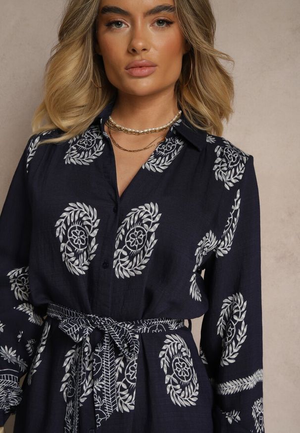 Renee - Granatowa Sukienka Koszulowa Wiązana w Pasie w Stylu Boho Rorisha. Okazja: na co dzień. Kolor: niebieski. Materiał: tkanina, wiskoza. Typ sukienki: koszulowe. Styl: boho