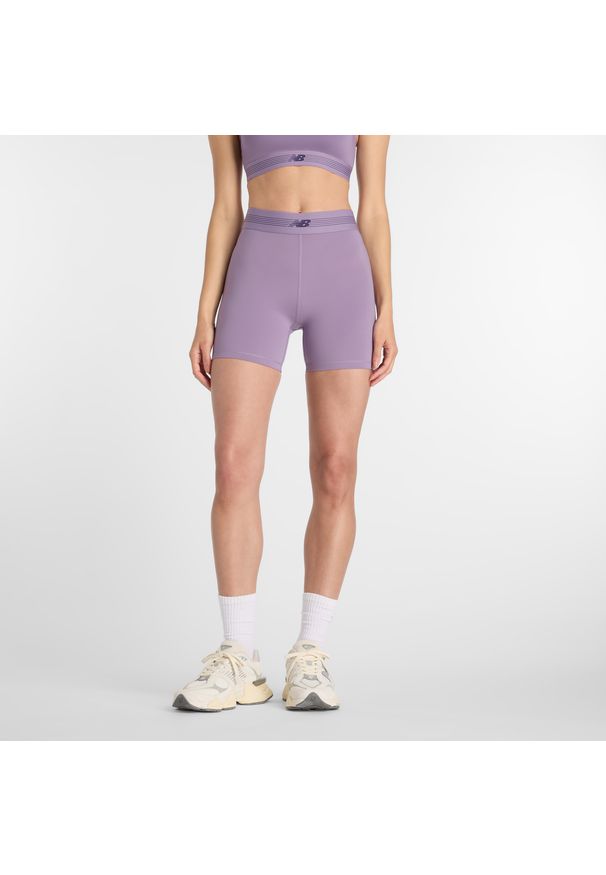 Spodenki damskie New Balance WB61E4GEAA5 – fioletowe. Stan: podwyższony. Kolor: fioletowy. Materiał: poliester, lycra, materiał. Wzór: gładki. Sport: fitness