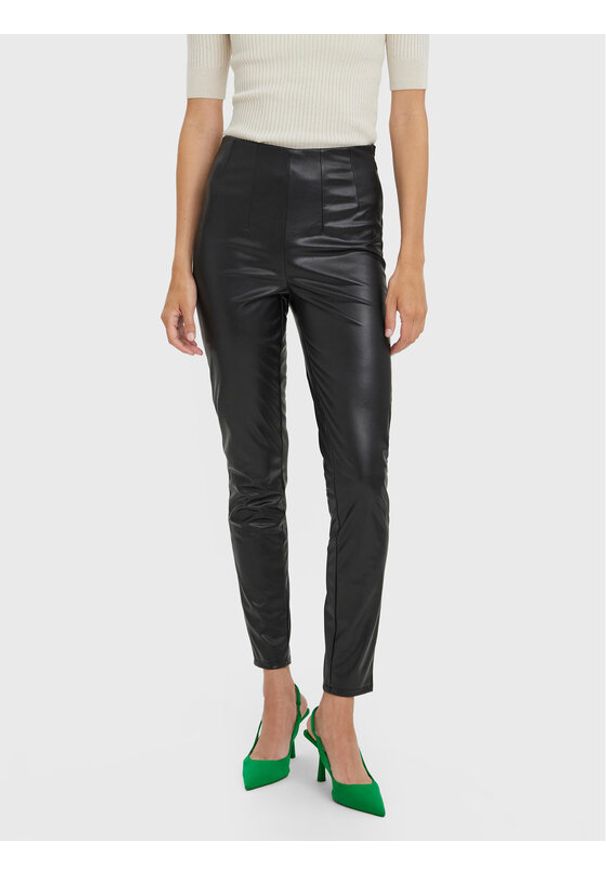 Vero Moda Spodnie z imitacji skóry Lana 10269992 Czarny Slim Fit. Kolor: czarny. Materiał: skóra