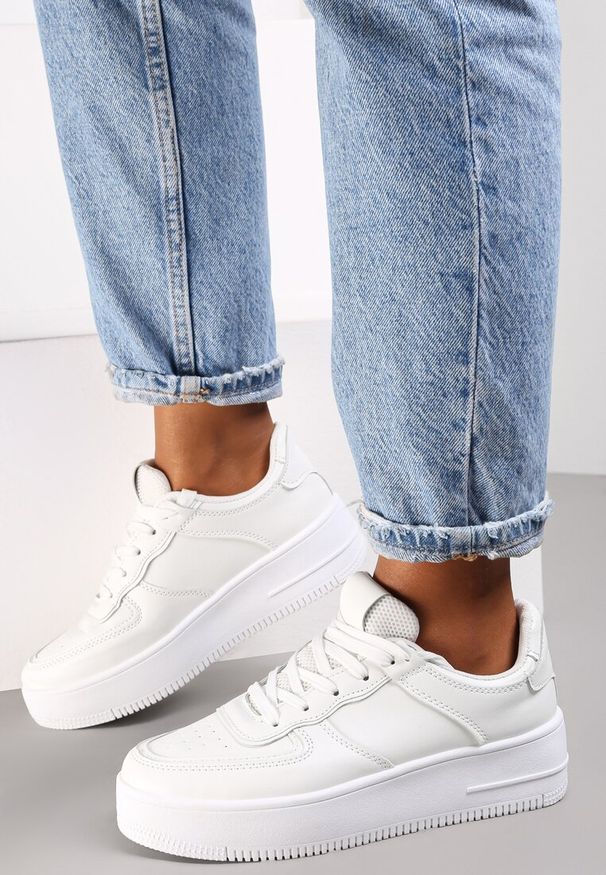 Renee - Białe Sneakersy Pibley. Wysokość cholewki: przed kostkę. Kolor: biały. Szerokość cholewki: normalna. Wzór: aplikacja