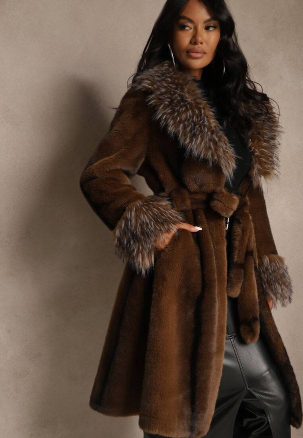 Renee - Brązowy Płaszcz Futerko z Paskiem z Ozdobnym Kołnierzem i Mankietami Tiobella. Okazja: na co dzień, na randkę. Kolor: brązowy. Materiał: futro. Wzór: aplikacja. Styl: casual, klasyczny, elegancki