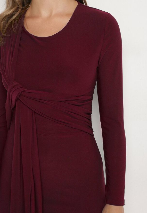 Born2be - Bordowa Dopasowana Sukienka z Ozdobnym Trenem Sevilaine. Kolor: czerwony. Styl: elegancki