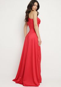 Born2be - Czerwona Sukienka na Jedno Ramię z Marszczeniem i Rozcięciem Talirisa. Okazja: na wesele, na imprezę, na ślub cywilny. Kolor: czerwony. Typ sukienki: asymetryczne. Styl: elegancki, klasyczny #3