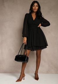 Renee - Czarna Siateczkowa Sukienka o Rozkloszowanym Kroju z Dekoltem w Serek Zennela. Okazja: na co dzień. Typ kołnierza: dekolt w serek. Kolor: czarny. Materiał: poliester, jeans. Typ sukienki: rozkloszowane. Styl: casual, elegancki #4